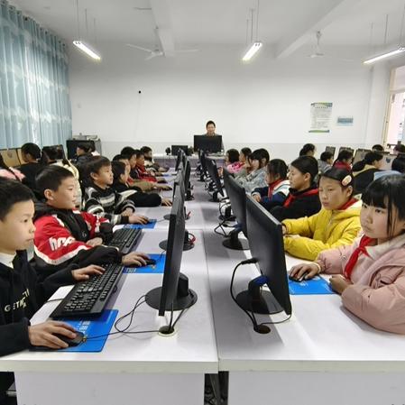 Hogyan erősítette meg Sun Haiqing, Jiangsu Jutian a szülővárosi oktatást számítógépadományokon keresztül?